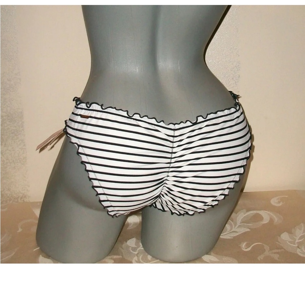 Victoria’s Secret Ruffle Cheeky Bottom - Picture 2 of 6